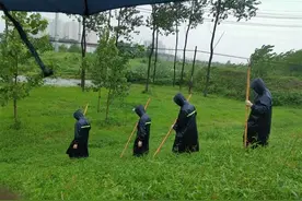 在汉央企显担当，守堤突击队24小时巡防武金堤图片