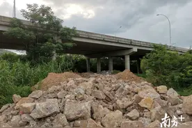 注意！这样占用高速公路桥下的空间是违法的图片