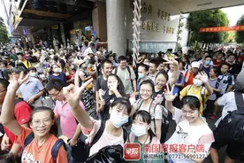 深情拥抱，献花告白……2020高考落幕，南宁考场外那些随处可见的动人时刻图片