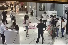 因装修工程款纠纷引发冲突，装修公司与施工人员各执一词图片