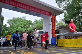 考场门口惊人一跳！这个“神奇女孩”找到了图片
