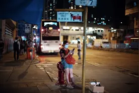 香港5个人中就有一个是穷人？冬夜，栖息于香港麦当劳的“难民”流落街头图片