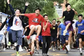 我！们！考！完！了！高考结束考生冲出考场的瞬间图片