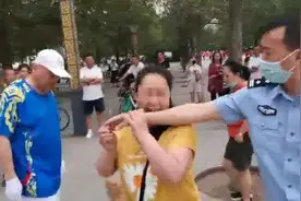 沈阳一女子禁遛区遛狗还不拴绳 不听劝咬伤民警被拘图片