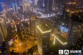 山东青岛：航拍夜晚平流雾景观 雾与灯火交相辉映 (/4)图片