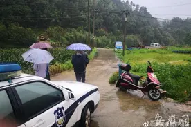 绩溪普降暴雨 民警紧急转移群众到安全地带图片