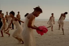 海滩上的《春之祭》！38位非洲舞者让皮娜的经典复活图片