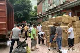 95后小伙卖假鞋卖了7000多万元！爸妈都给他打工！被抓时手机上每秒十几单图片