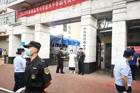 小雨不减安全保障程序 高考场外家长自觉相隔1米理性陪考图片