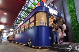 全国首家瑞幸咖啡餐车店亮相合肥步行街图片