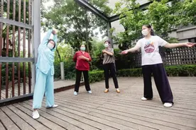 她用志愿服务回报邻里的关爱图片