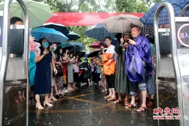 高考钉子户“李华”竟然不写信了！网友：李华终于考上大学了图片