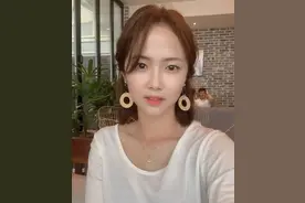韩国女足“初恋脸”李玟娥晒近照：梨花卷发&飘飘白裙图片