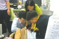 成都两员工业绩不佳被公司罚吃“死神辣条”后送医图片