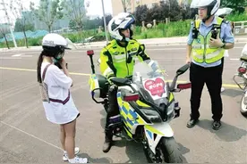 女生胃疼得直不起腰 铁骑小哥哥帮着买药又买粥图片