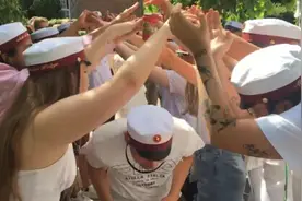 卡车上的派对、帽子里的青春，丹麦高中生这样庆祝毕业图片
