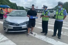 搞笑！男子为躲避监控竟不挂车牌，还说车是借的图片