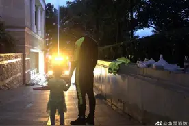 27个月大的女儿来抗洪抢险第一线找消防员爸爸图片