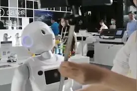 ​“三马二宏”加持！2020世界人工智能大会开幕：来看看会识别美女的机器人吧视频封面