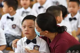 幼儿园毕业典礼 小朋友哭成泪人图片