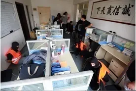“代发论文”诈骗团伙，办公室挂着“诚信赢天下”图片