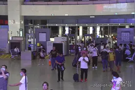 五旬大爷带着60公分“炮弹”坐高铁，被民警当场控制，大爷很无辜：这是给我孙子买的礼物图片