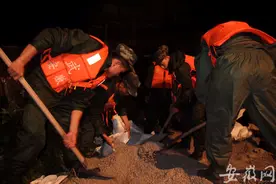 东至持续暴雨受灾严重 200多名武警官兵紧急驰援图片