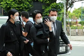 成龙、谢贤、汪明荃、霍启刚夫妇前往悼念何鸿燊图片