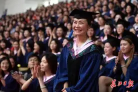 武汉56岁“陪考妈妈”又考上了博士图片