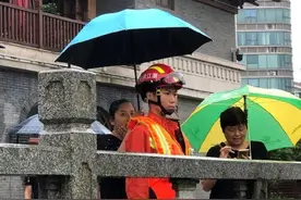 小伙子你别动，阿姨替你撑伞，你管自己工作就好图片