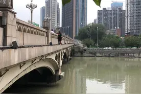 成都九眼桥女子要跳河 救援者请其父亲来劝被拒：“我不去”图片