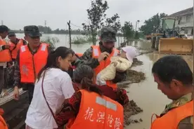 中部战区部队紧急驰援湖北执行抗洪抢险任务图片