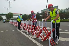 潍坊：北海路变快速路 三路口增设伸缩护栏图片