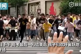 可可爱爱！爸爸手拿小花花等孩子出考场：别人有的我娃也得有图片