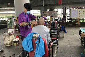“剪刀手”张黄清：发型总监变身长沙天桥底下“剃头总管”，我的快乐你不懂图片