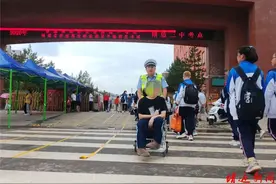 她上考场，他上“战场”！靖边这对父女一起“高考”……图片