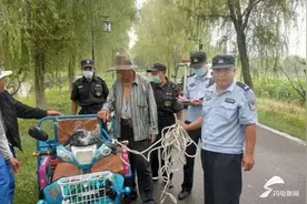 八旬老人骑车掉入河中 章丘公安火速救援助脱险图片