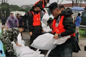 武警浙江总队官兵多路出动抢险救灾图片