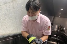 喵星人历险记【小猫误闯地铁站】为了保护它站务员小哥哥把售货机盖板都拆了图片