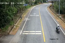 一线微观｜驾驶摩托车打瞌睡，女司机一头掉进水沟......图片