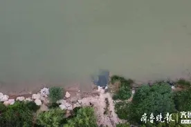 找记者 上壹点｜咋回事？黑水排入济南华山湖，排污口至少有两处图片