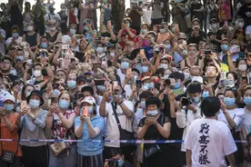 考完了！开心到飞起图片