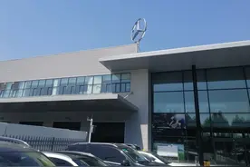 奔驰新车多次无故刹停，厂商称车辆正常！车主：为了命，不敢开了图片