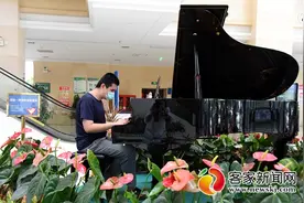 「暖新闻·江西2020」指尖有琴，心中有光！盲人少年就医时弹奏最美乐章图片