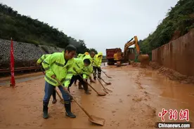 暴雨致永武高速路段山体塌方 江西高速紧急抢险清淤图片
