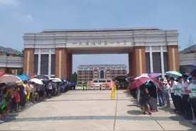 遗憾！临沂一考生迟到23分钟错过考试，哭着离开考点…图片