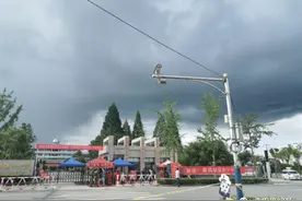 歙县高考收官：外地同学拉横幅送祝福，考生给武警鞠躬图片