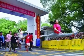 开心到劈叉！“一字马”女孩，火了……图片