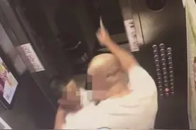 多段视频曝光！厦门加州海岸小区一壮汉电梯里暴打12岁男孩 警方介入调查图片