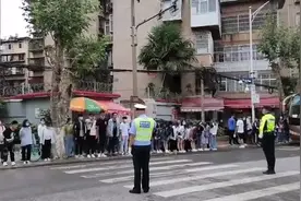 暖心！考生结束高考向执勤民警鞠躬致谢图片